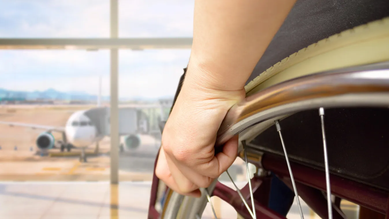 kerekes szék wheelchair repülőtér airport 