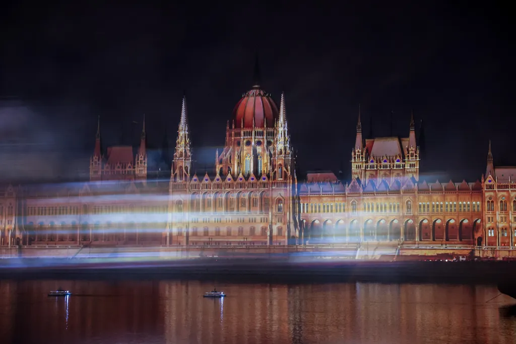 Tűzijáték, Budapest, 2022.08.27., tömeg, „Tűz és fények játéka" című műsor, fényfestés, drónshow, 5 rész 