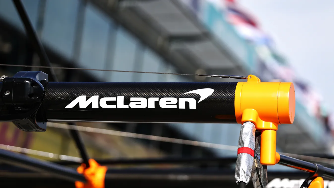 Forma-1, Ausztrál Nagydíj, McLaren Racing szerelőállás, McLaren logo 