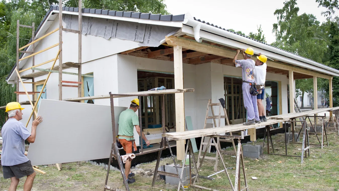 dolgozik építkezés férfiak munkában FOTÓ ÁLTALÁNOS HÉTKÖZNAPI
könnyűszerkezetes ház 