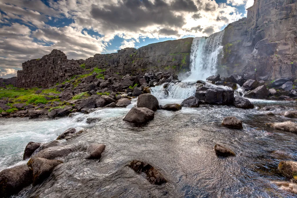 pingvellir Nemzeti Park, Izland,  2004-óta a Világörökség része, 1930-ban alapították, izlandi nép számára legfontosabb történelmi emlékhelye, tektonikailag ez a Föld egyik legérdekesebb része 