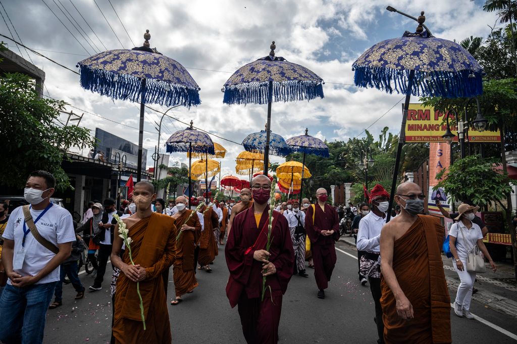 Tűzzel, színes ruhákban és felvonulással ünnepelték a Vesak-ot a világ legnagyobb Buddhista templomában, buddhizmus, buddhista, vallás, vallási ünnep, felvonulás, tűz, Indonézia, kultúra 