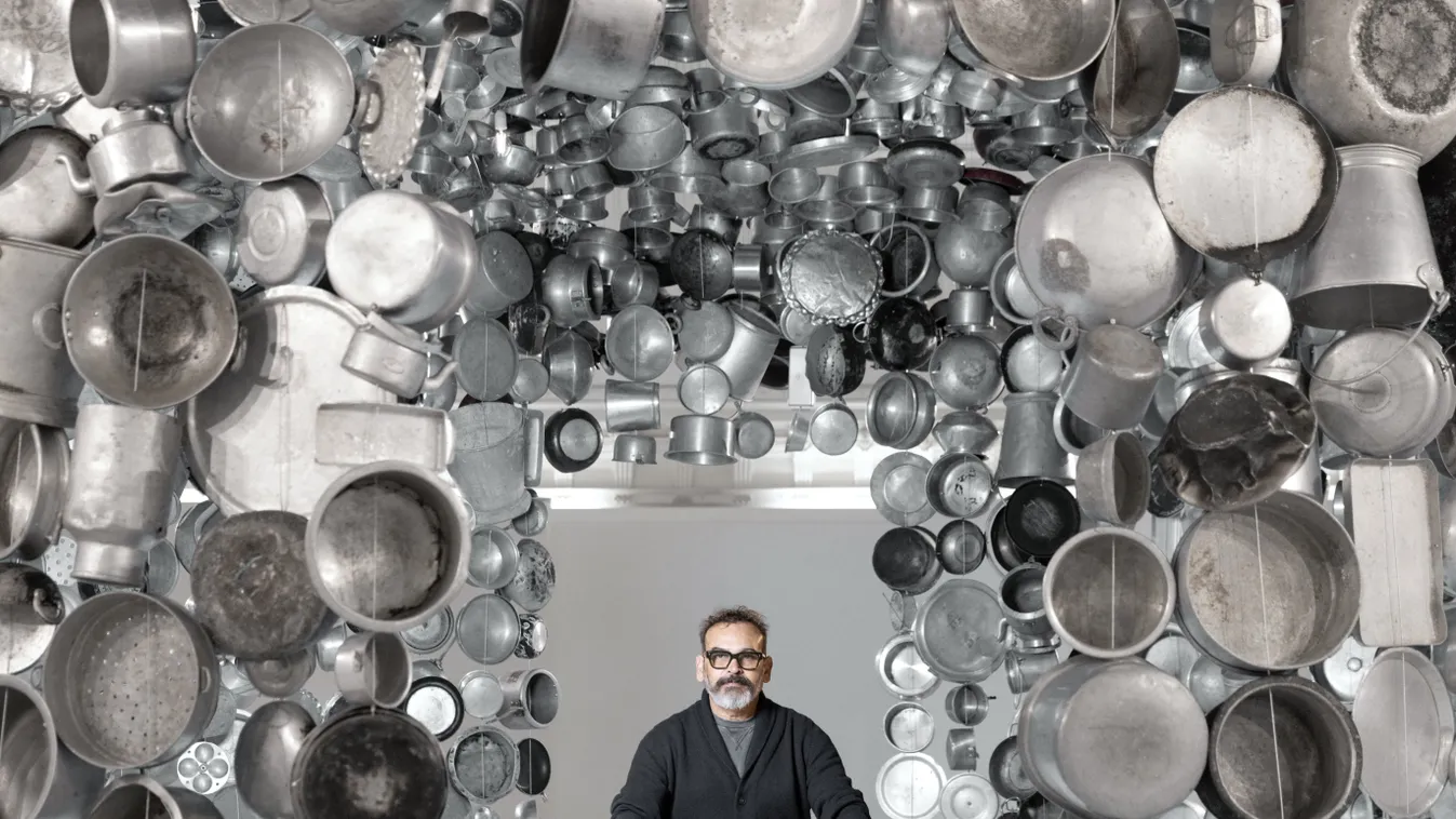 Suboth Gupta, konyhai eszközök, installáció, kiállítás, pátizs, franciaország, bevásárlóközpont, 2023. 01. 09. 