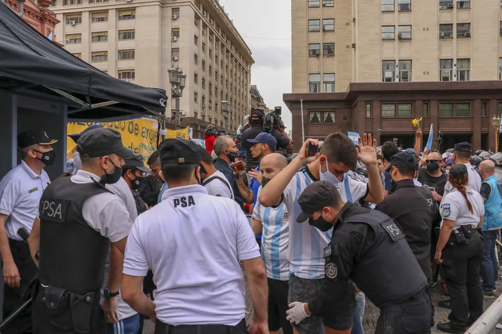 Maradona fans wait in line in front of Casa Rosada 2020,Argentina,body,Buenos Aires,Casa Rosada â€‹â€‹â€‹â€‹â€‹â€‹â, Diego Maradona, szurkolók, ravatal 