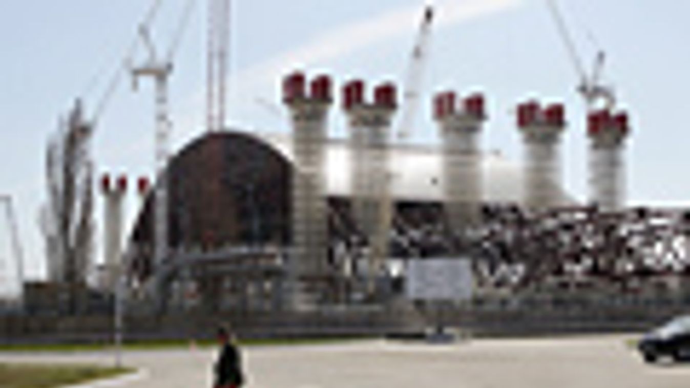 
Épül a csernobili atomerőmű 4-es reaktorblokkja köré tervezett új acél védőburkolat