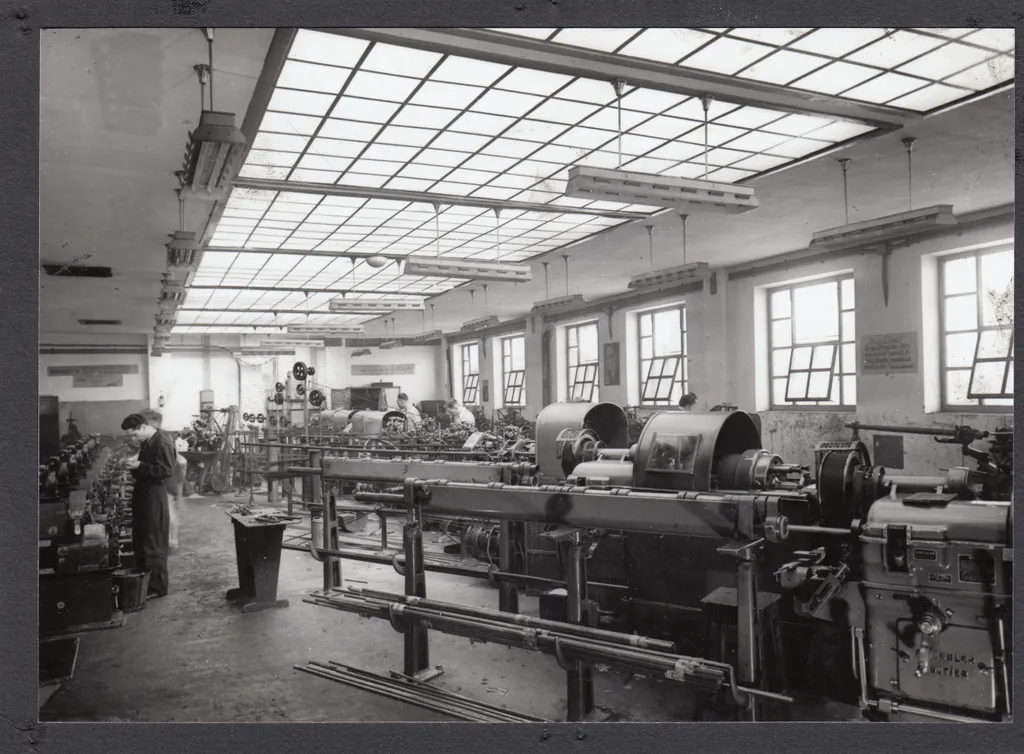 Elzett Zár-és Lakatgyár tűzoltókészülék, szerelőműhely, lakatgyár, lakatgyártás, lakat Zar, t?zoltókészülék, szerel?m?hely, lakatgyár, lakatgy Automata műhely.
-----
Műhely részleteke, gyártási folyamatok 1967-ből. 

A Zár- és Lakatgyárat 1919-ben László 