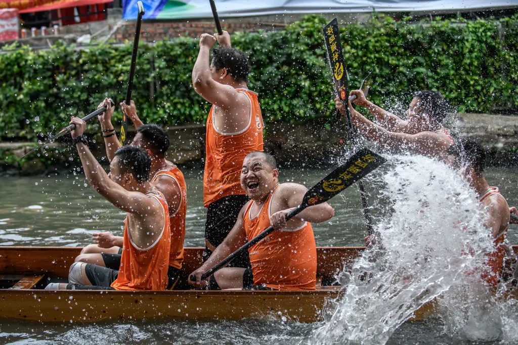 Sárkányhajó Kína Dragon boat drifting in Chinaâs Foshan festival 