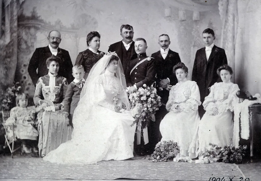 esküvő menyasszony vőlegény házasság
csoportkép család 