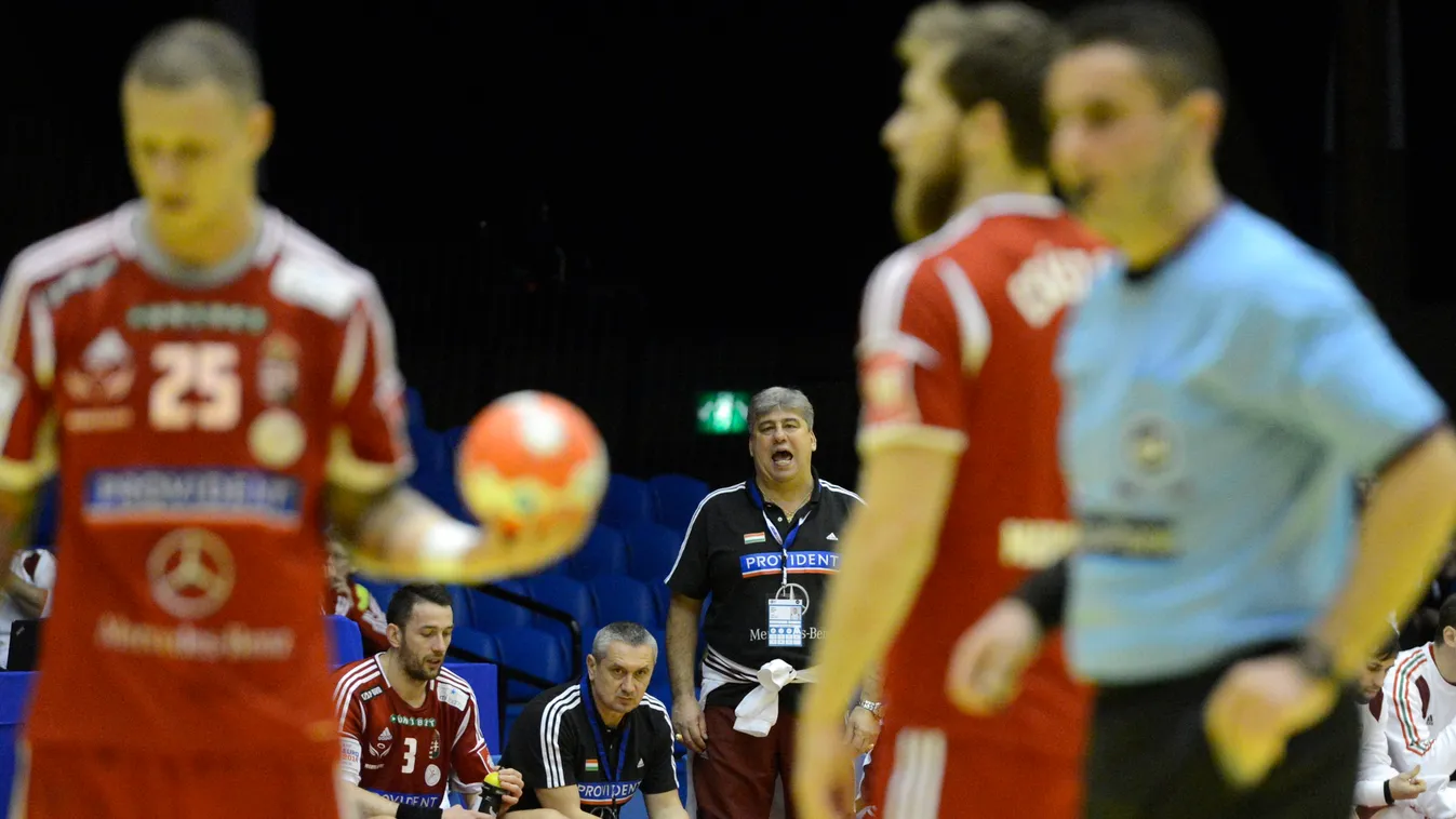 Mocsai Lajos szövetségi kapitány (k, háttérben) biztatja a játékosokat a Dániában zajló férfi kézilabda Európa-bajnokság B csoportjában játszott Magyarország - Izland mérkőzésen az aalborgi Gigantium arénában 