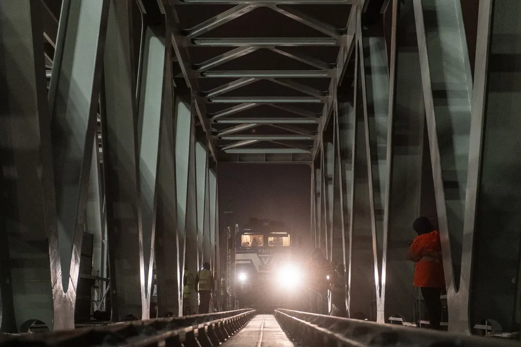 Mozdonnyal és 14 zúzottkővel megpakolt vagonnal ellenőrizték Budapest legújabb hídjának állóképességét - galéria 