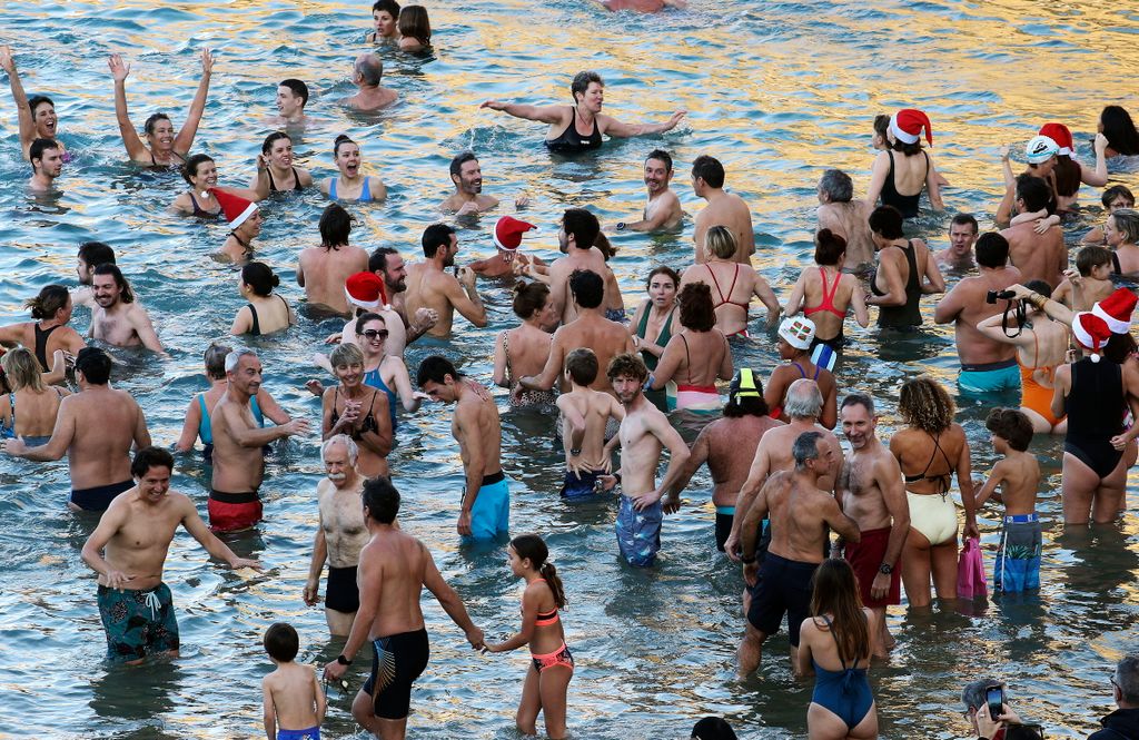 Jegesmedvék úszóklub  az Atlanti-óceán 14 Celsius-fokos vizében rendezett hagyományos karácsonyi fürdőzésen a délnyugat-franciaországi Biarritzban 2022. december 24-én.
MTI/AP/Bob Ed 