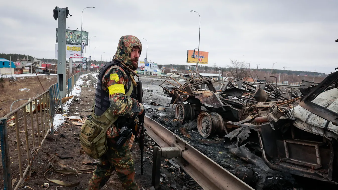 Ukrán válság 2022, orosz, ukrán, háború, Ukrajna, Bucsa, megrongálódott orosz harci járművek, ukrán katona 