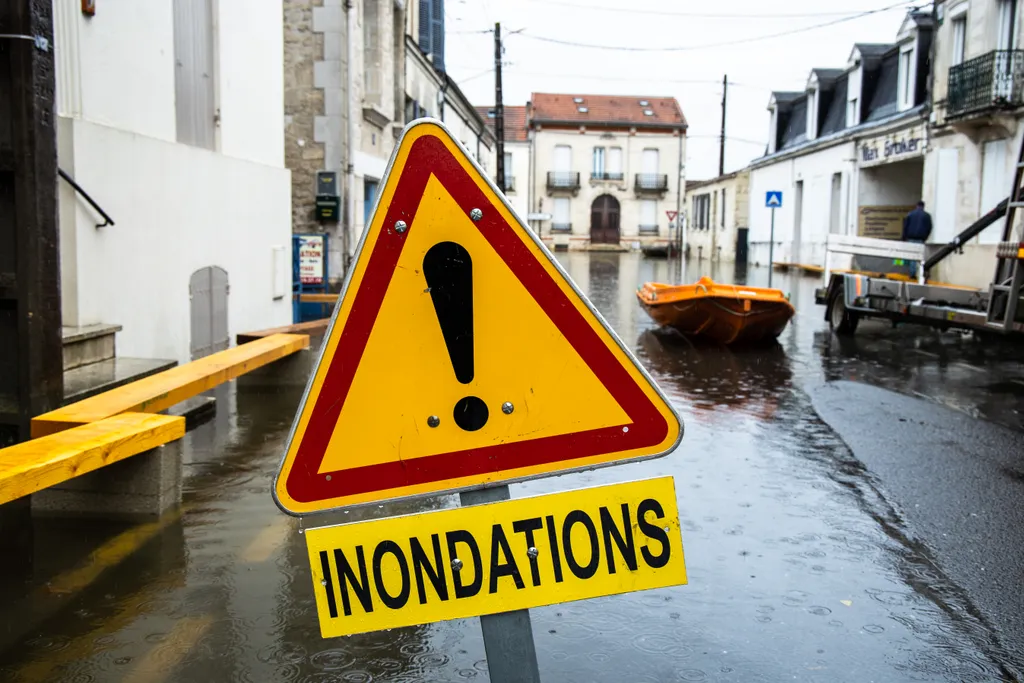 Szajna, folyó áradás, árad, víz, Franciaország,  2021.02.09.  Massive Floods In Saintes, France Saintes - France FLOOD Flooding NEws Weather Extrme Weather Conditions February 8 2021 