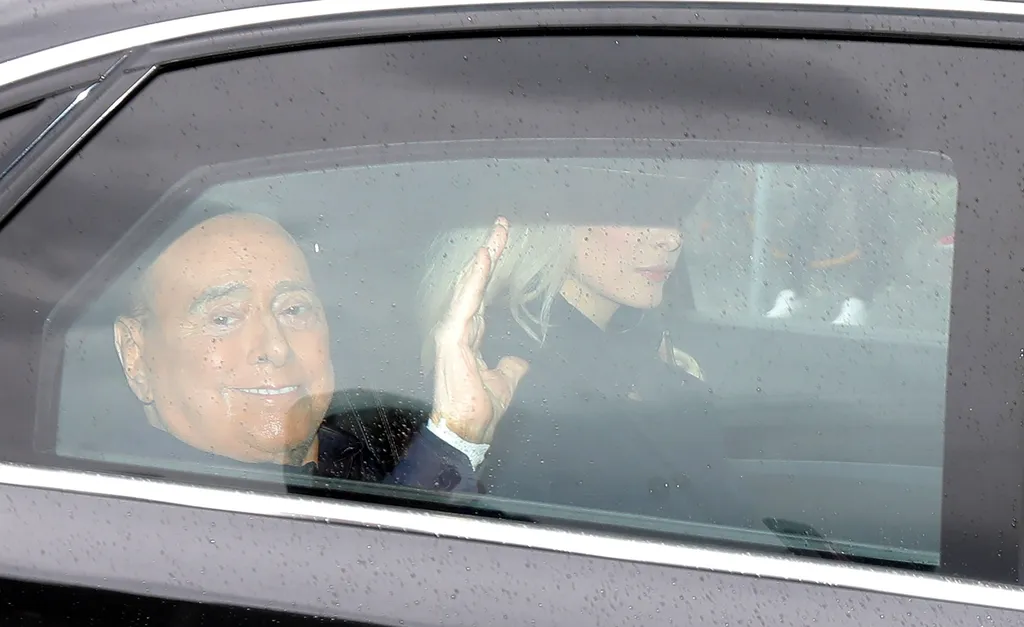 86 éves korában meghalt Silvio Berlusconi  BERLUSCONI, Silvio CSELEKVÉS integet 