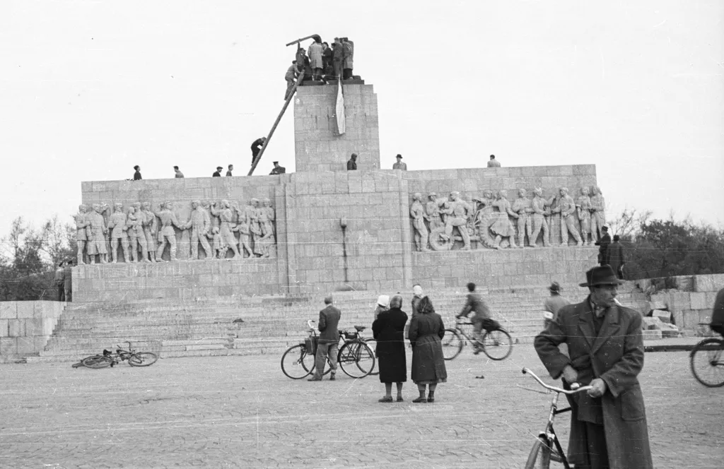 Magyarország,
Budapest XIV.
Ötvenhatosok tere (Sztálin tér), a Sztálin szobor maradványa.
1956 október 23 