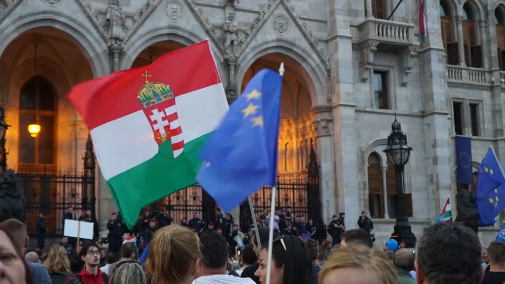 Budapest, vihar, jégeső, tüntetés, Kossuth tér 