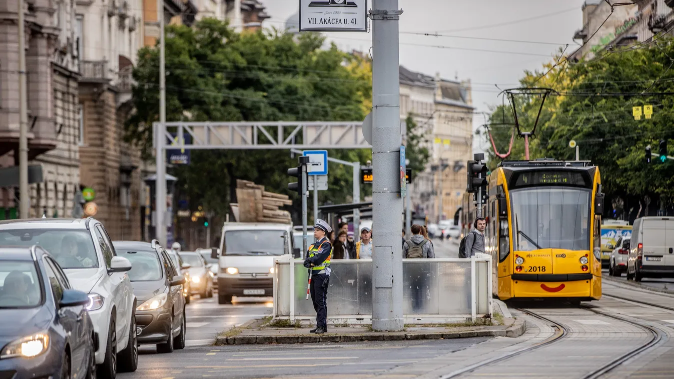 pótlóbusz, villamos, közlekedés, 4-es, 6-os, vonal, budapest, fennakadás, meghibásodás, megálló, tömeg, 2021.10.06. 