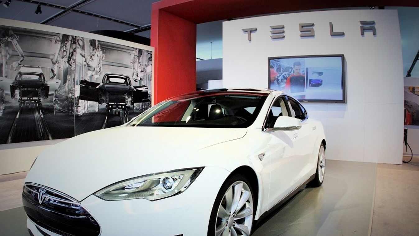 Tesla Model S elektromos autó 