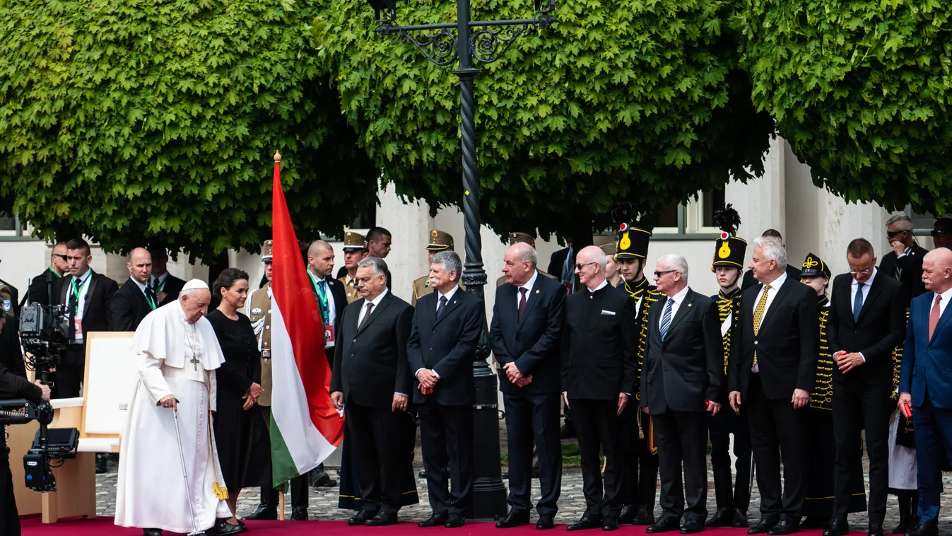 Ferencpápa2023, Ferenc pápa, pápalátogatás, háromnapos apostoli látogatás, Ferenc pápa magyarországi látogatása, Magyarország, péntek, 2023, Sándor-palota, Ünnepélyes fogadtatás, érkezés, Novák Katalin, Orbán Viktor 