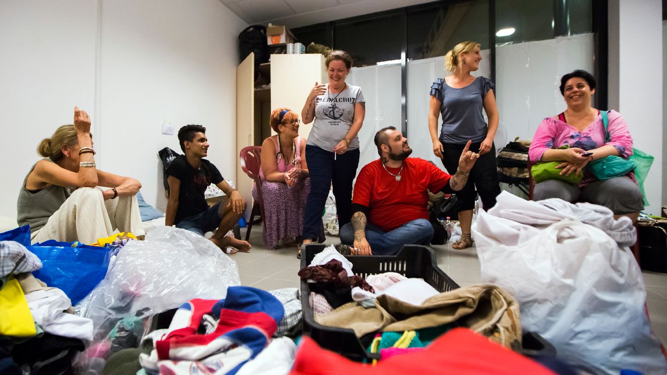 Önkéntesek Migration Aid Önkéntesek a Keleti pályaudvaron 