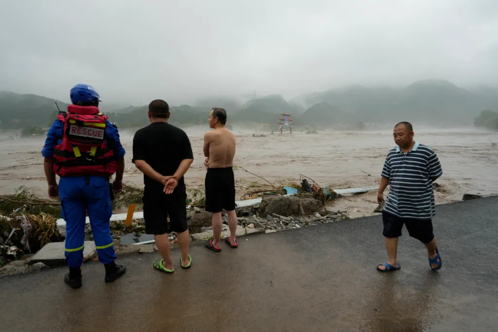 halálos áldozat peking esőzés Doksuri tájfun
A Doksuri tájfun okozta árvizet nézik emberek a nyugat-pekingi Mentugu kerületben 2023. augusztus 1-jén. A hatóságok közlése szerint a kínai fővárosban már 11 halálos áldozata van a heves esőzéseknek és 27 embe