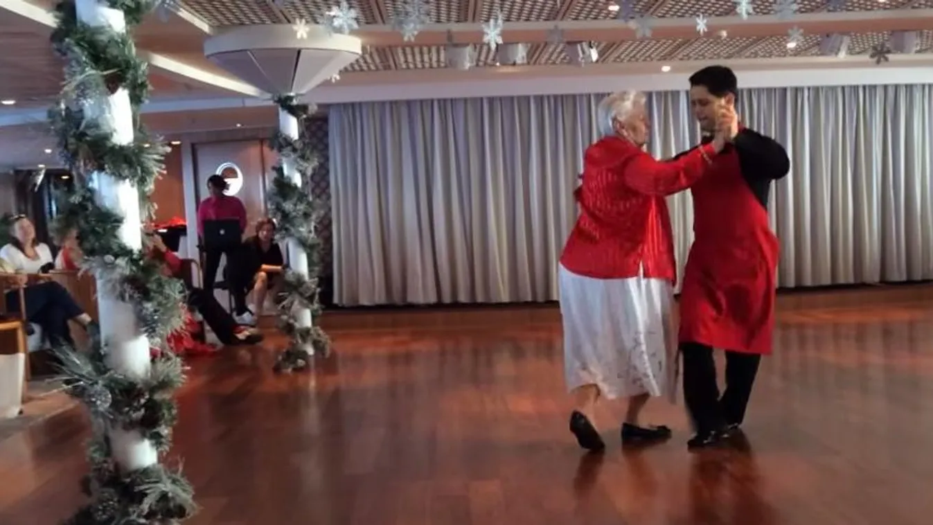 Mama Lee a Crystal Serenity fedélzetén táncol egy alkalmazottal 2013 karácsonyán 