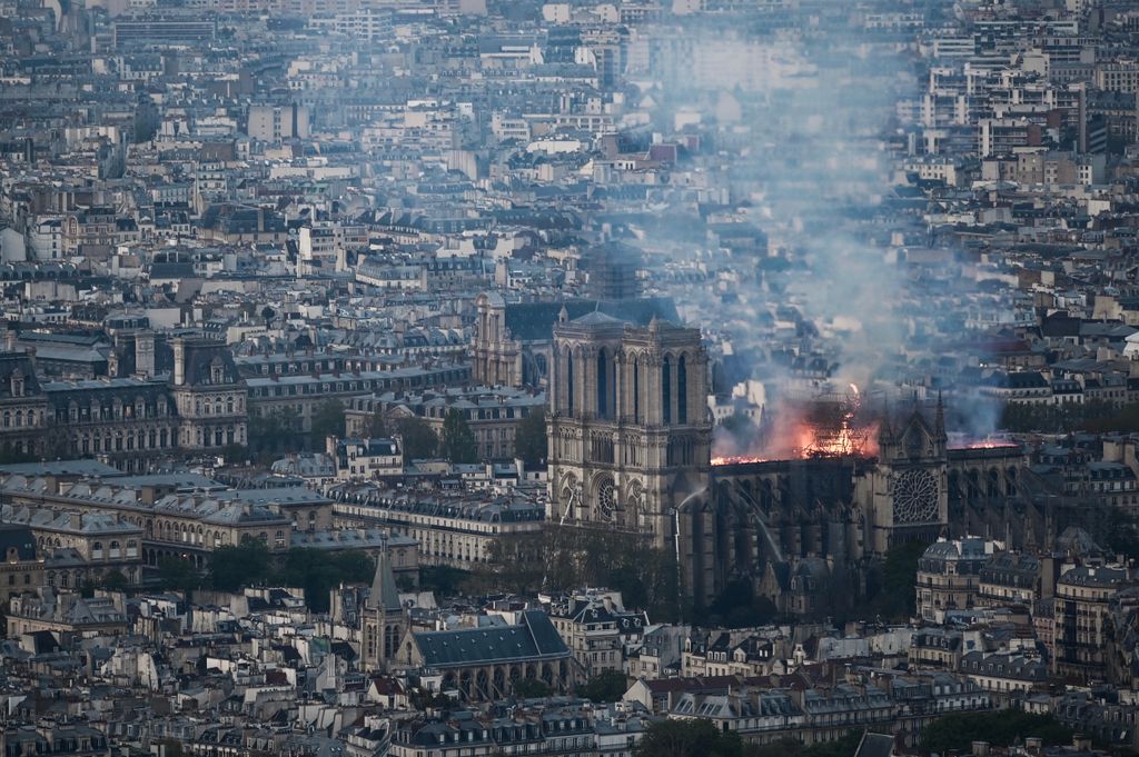 Notre-Dame rekonstrukció, felújítás 
 tűz ég TOPSHOTS Horizontal NOTRE DAME FIRES AND FIRE-FIGHTING ARCHITECTURE MONUMENT RELIGIOUS BUILDING ARCHITECTURE MONUMENT France FIRE HOSE GENERAL VIEW 