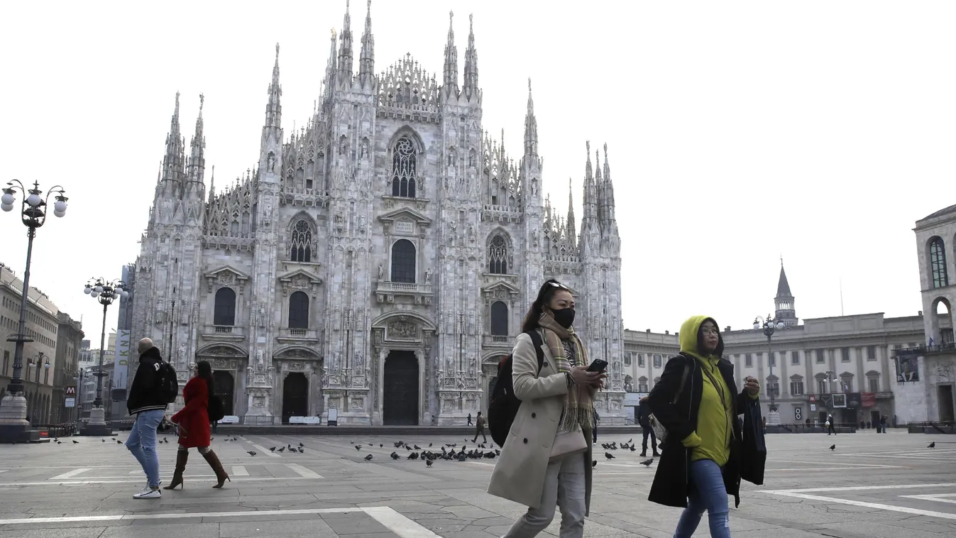 CONTE, Giuseppe Milánó, 2020. február 23.
A koronavírus elleni védekezésül szájmaszkot viselnek turista a milánói dóm előtt 2020. február 23-án. A koronavírus-járvány olaszországi terjedése miatt Giuseppe Conte miniszterelnök rendkívüli intézkedéseket jel