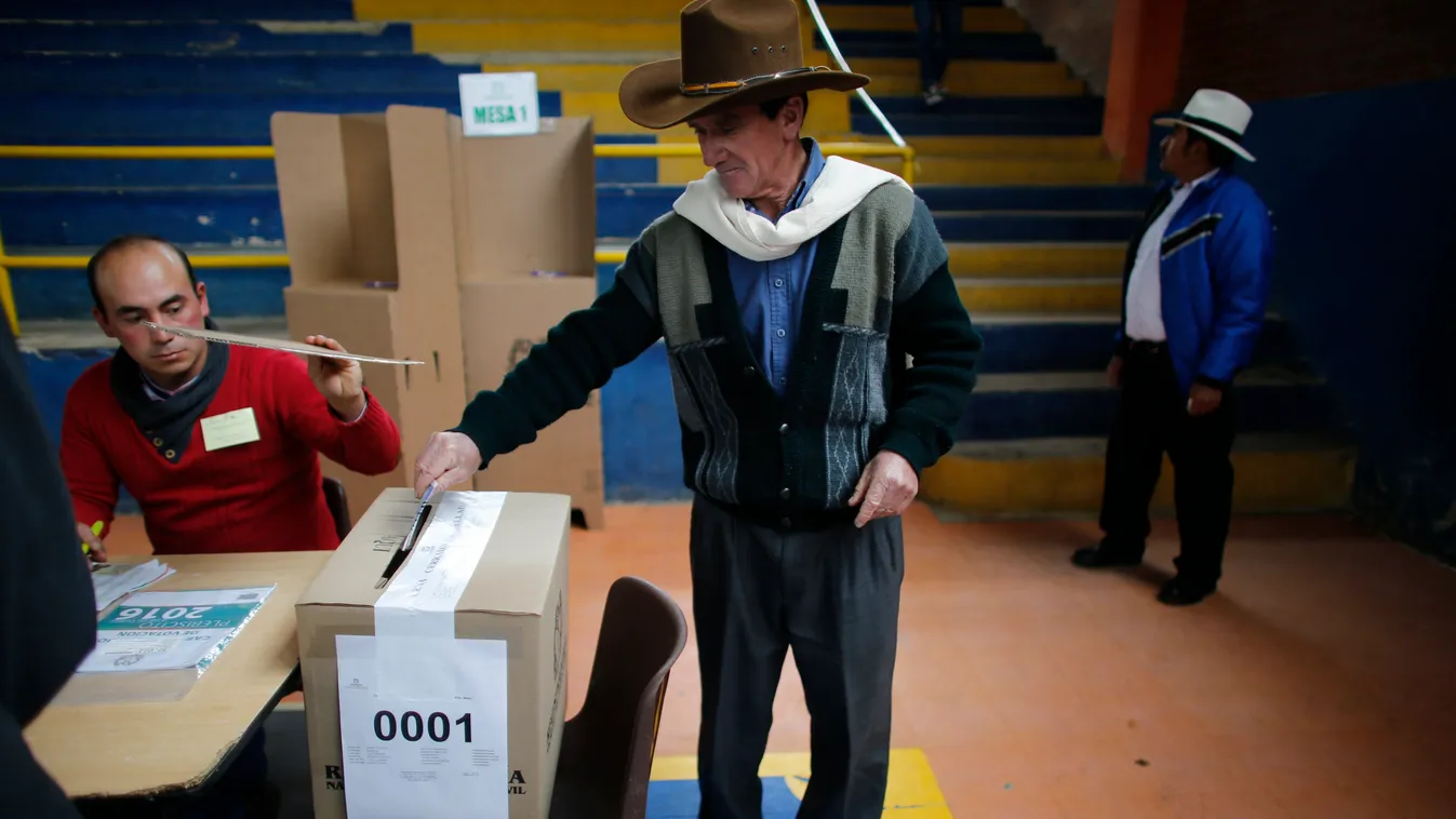 Guasca, 2016. október 2.
Egy férfi leadja szavazatát egy guascai szavazóhelyiségben 2016. október 2-án. Ezen a napon népszavazást tartanak a Kolumbiai Forradalmi Fegyveres Erők (FARC) szélsőbaloldali gerilláival kötött békéről, amely véget vethet a több m