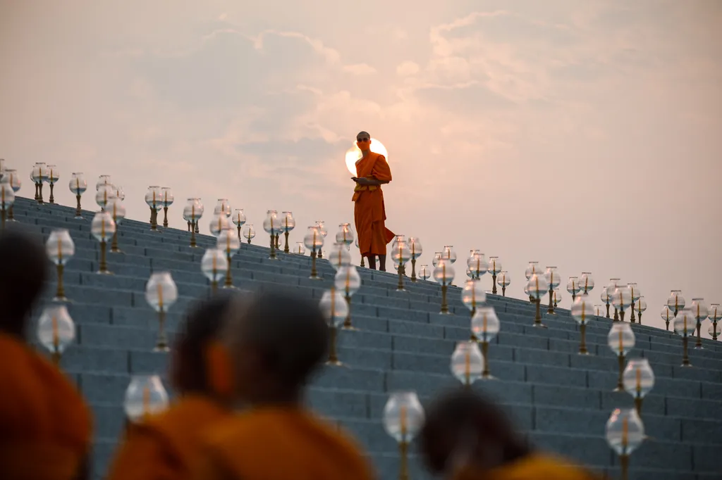 buddhista, szerzetes, lámpás, gyújtáson, Mágha púdzsá, thaiföld, 