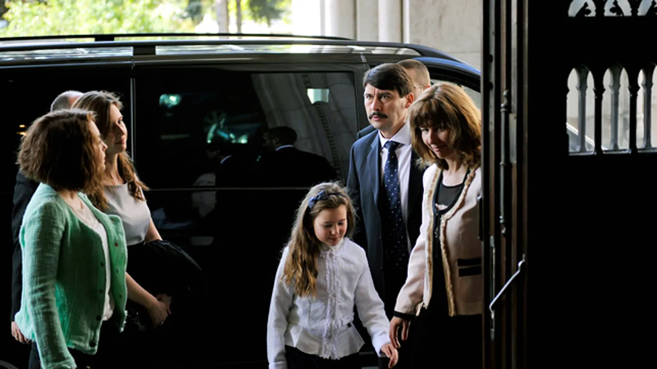  parlament, államfőt választ az országggyűlés, köztársasági elnök választás, Áder János megérkezik a parlamentbe a családjával

