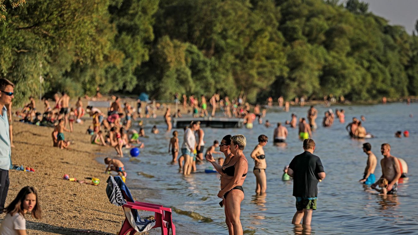 Munkaidő utáni fürdőzés a dunakeszi szabadstrandon stand, hőség, meleg, időjárás, nyár, kánikula, víz, Duna, fürdés, Dunakeszi, 2021.07.08. 