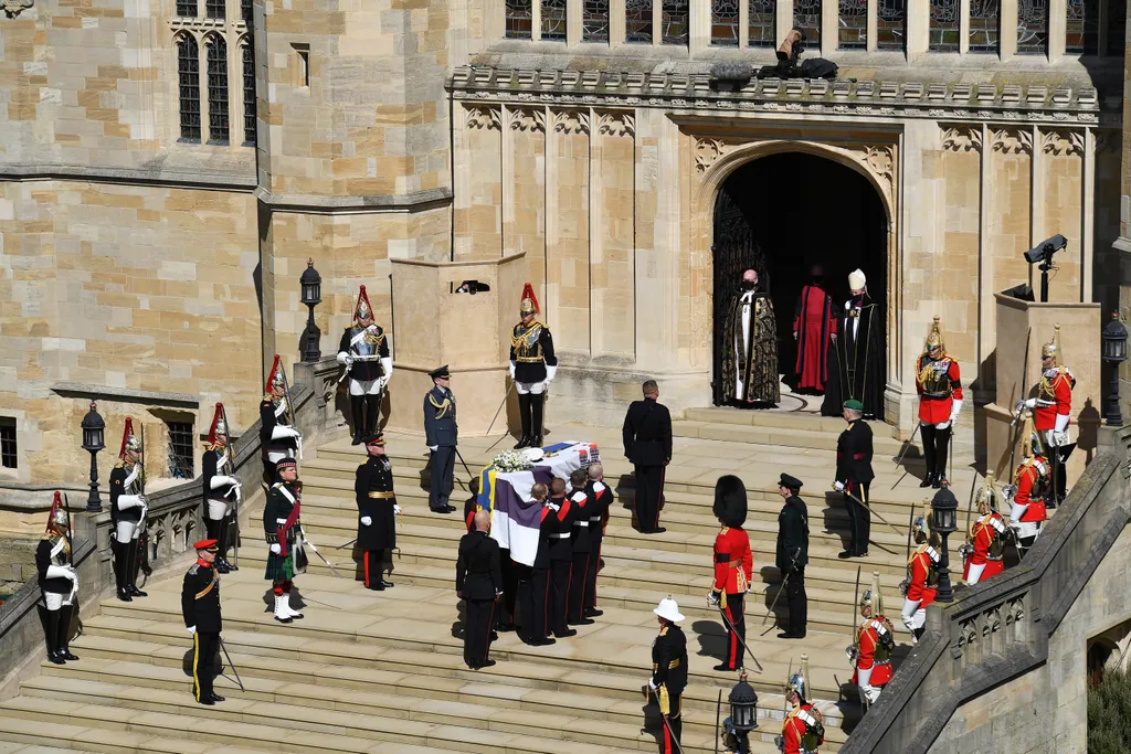 Fülöp herceg temetése, beviszik a koporsót a kápolnába 