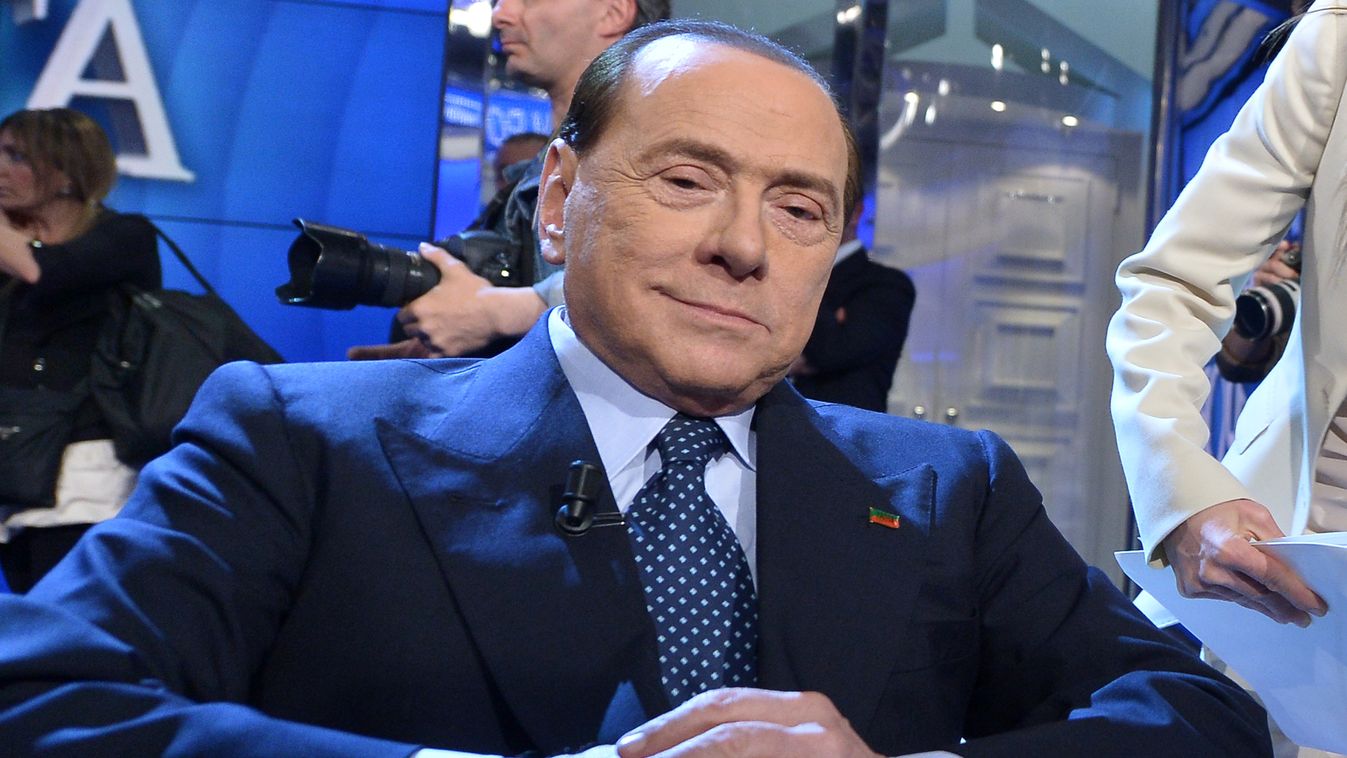 Silvio Berlusconi a Porta a Porta című tévéműsor előtt a Rai stúdiójában 2014 májusában 