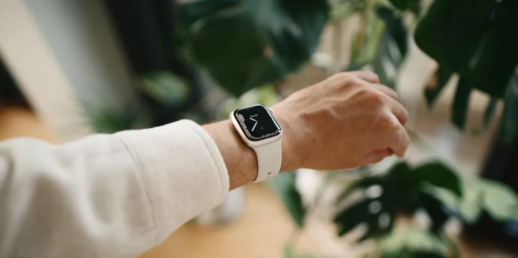 legdivatosabb ajándékok   Apple Watch Series 7 Berlin,,12,November,2021:,Apple,Watch,Series,7,-,Modern smartwatch,smartphone,gadget,illustrative editorial,screen,wrist 