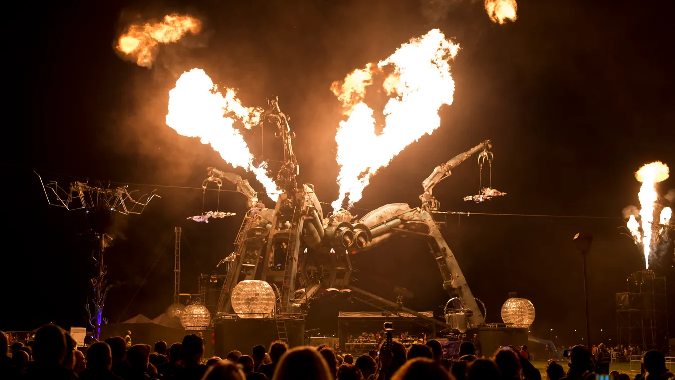 Revellers watch the Arcadia pyrotechnic show at the Glastonbury Festival of Music and Performing Arts on Worthy Farm near the village of Pilton in Somerset, South West England, on June 24, 2015.   AFP PHOTO / OLI SCARFF 