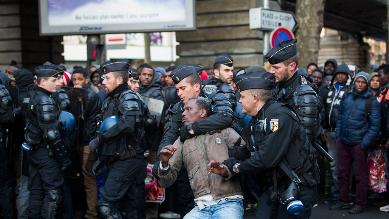 migration police TOPSHOTS Horizontal Paris Stalingrad metro 