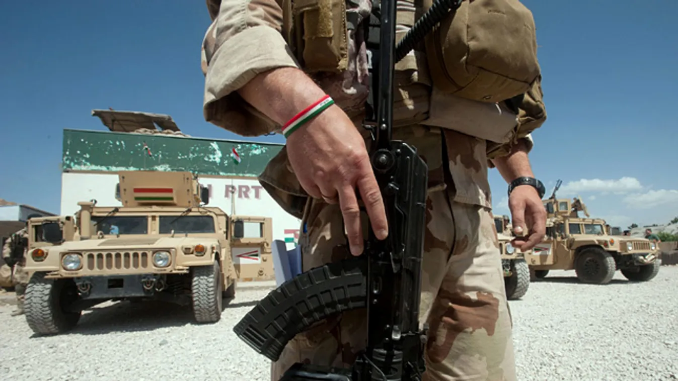 Afganisztán, Magyar katona áll fegyverével kezében a Magyar Honvédség (MH) Tartományi Újjáépítési Csoportjának táborában, a Camp Pannóniában, az afganisztáni Puli-Humriban