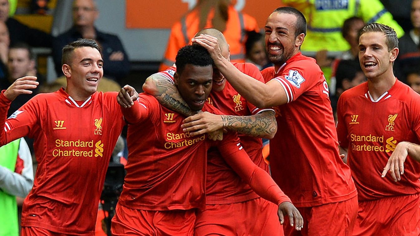 A Liverpool játékosai ünneplik Daniel Sturridge csatárt az MU elleni meccsen