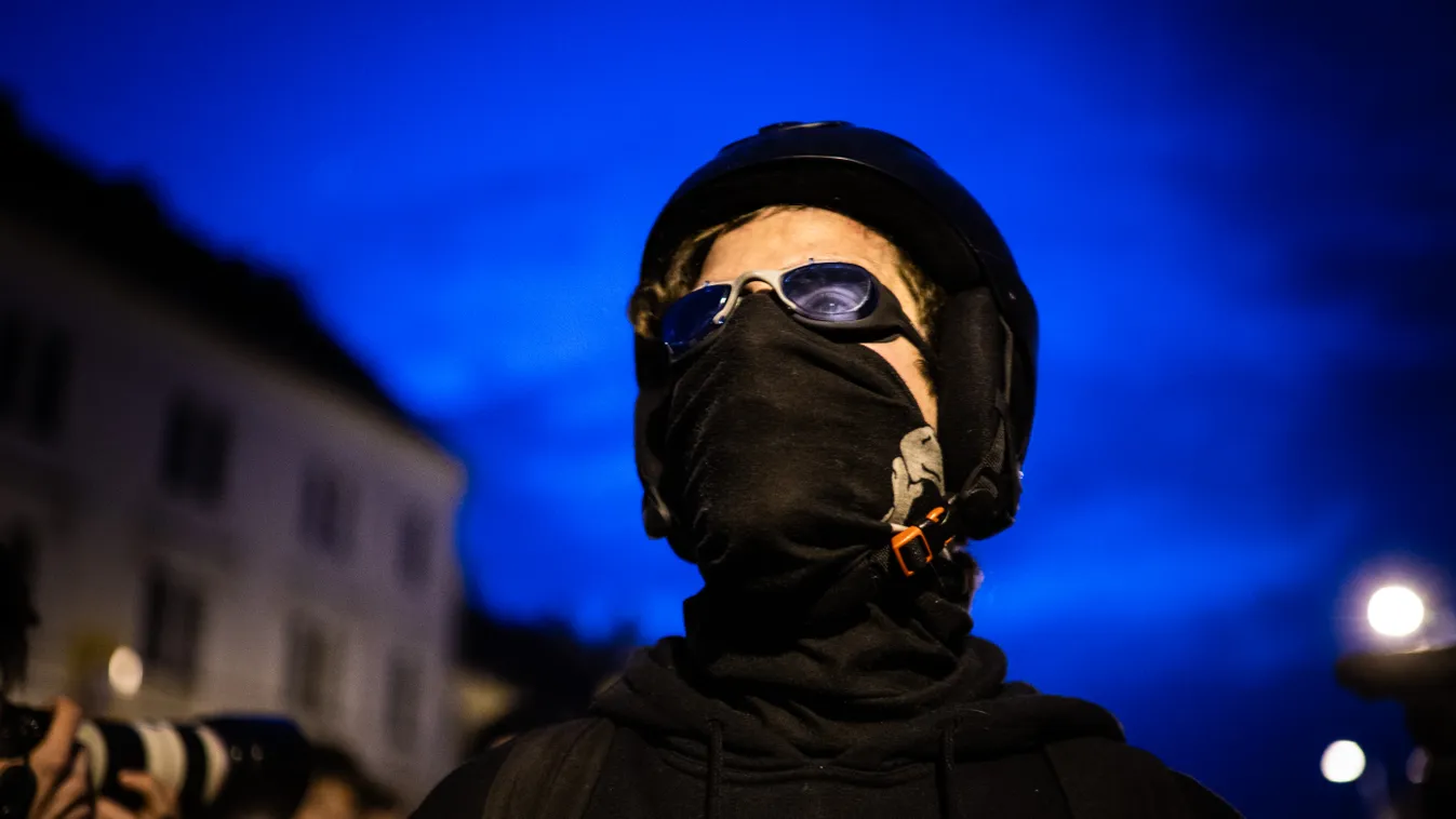 Tüntetés, demonstráció, tanár-diák tüntetés, diáktüntetés, tanár, diák, Egységes Diákfront, PDSZ, Pedagógusok Demokratikus Szakszervezete, menet a Szent István Bazilikától, Budapest, könnygáz, rendőr, rendőrök, 2023.05.03. 