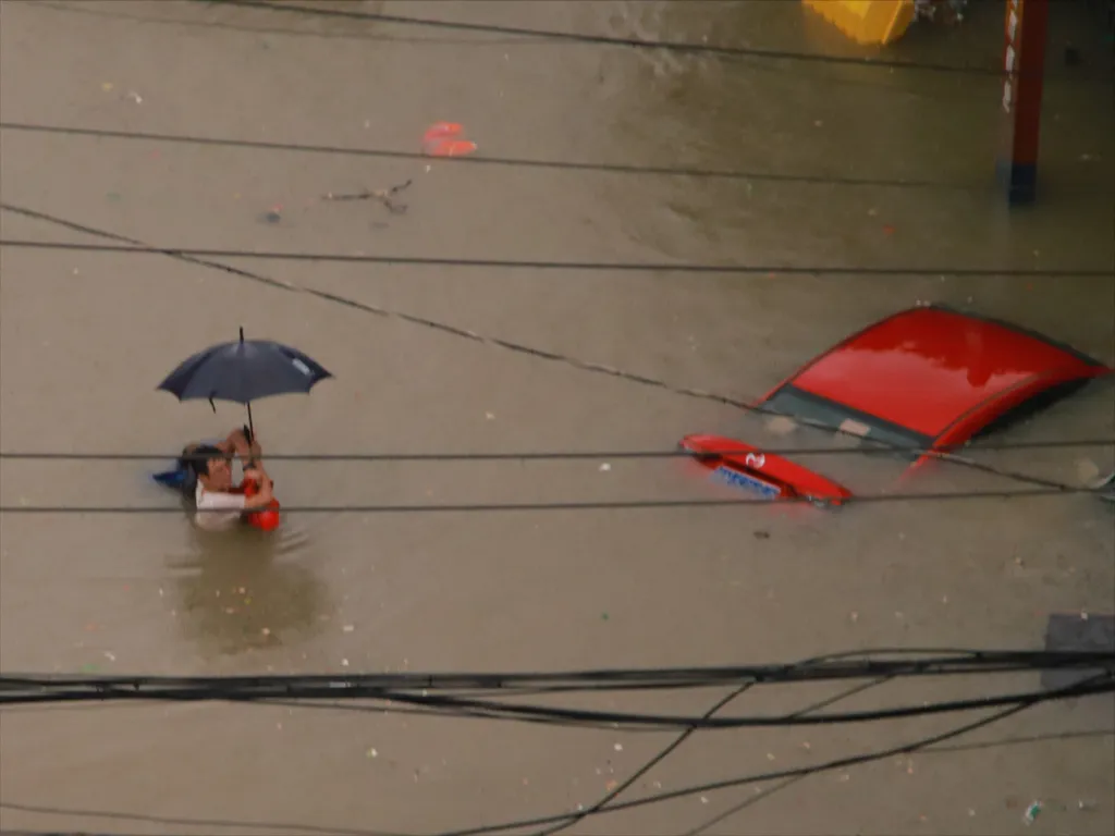 Zhengzhou Kína, eső, víz,  Flooding in central China turns streets into rivers China Chinese floodwater Henan rainstorm Zhengzhou Horizontal 