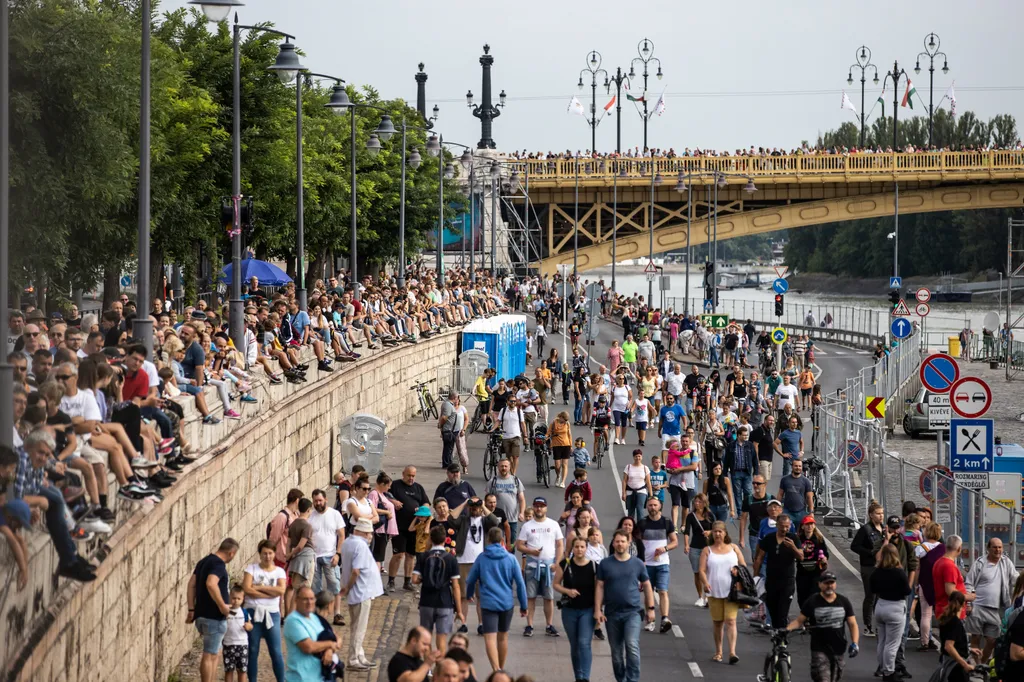 Augusztus 20., államalapítás, ünnep, Szent István nap, eseménysorozat, Budapest, 2021.08.20., légiparádé, Légiparádé a duna felett 