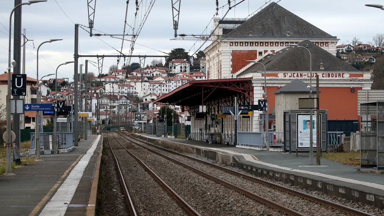 Saint Jean de Luz, 2023. március 7.
Néptelen vasúti pályaudvar a délnyugat-franciaországi Saint Jean de Luzban a szemétszállítók, a közmunkások és mozdonyvezetők sztrájkja alatt 2023. február 7-én. A szakszervezetek felhívására több francia városban munka