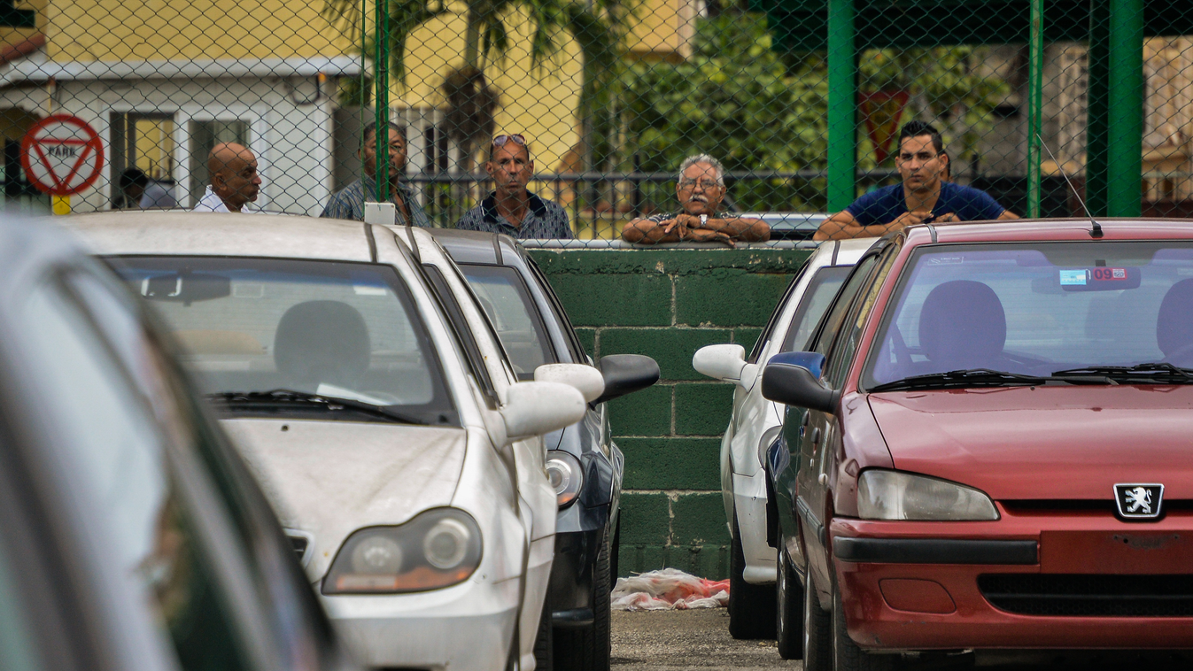 Szabad az autóvásár a kubaiaknak, érdeklődől egy havanai autókereskedésnél 2014 január 3-án 