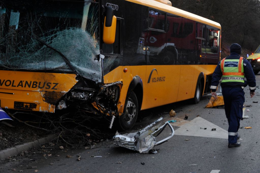 Gödöllő, 2021. január 21.
Ütközésben összetört autóbusz Gödöllőnél, a 3-as úton 2021. január 21-én. Egy autós ismeretlen okból sávot váltott, majd összeütközött a busszal. Az autót vezető férfi a helyszínen meghalt, a busz sofőrje és a jármű tizenhat utasa könnyebb sérüléseket szenvedett a balesetben.
MTI/Mihádák Zoltán 