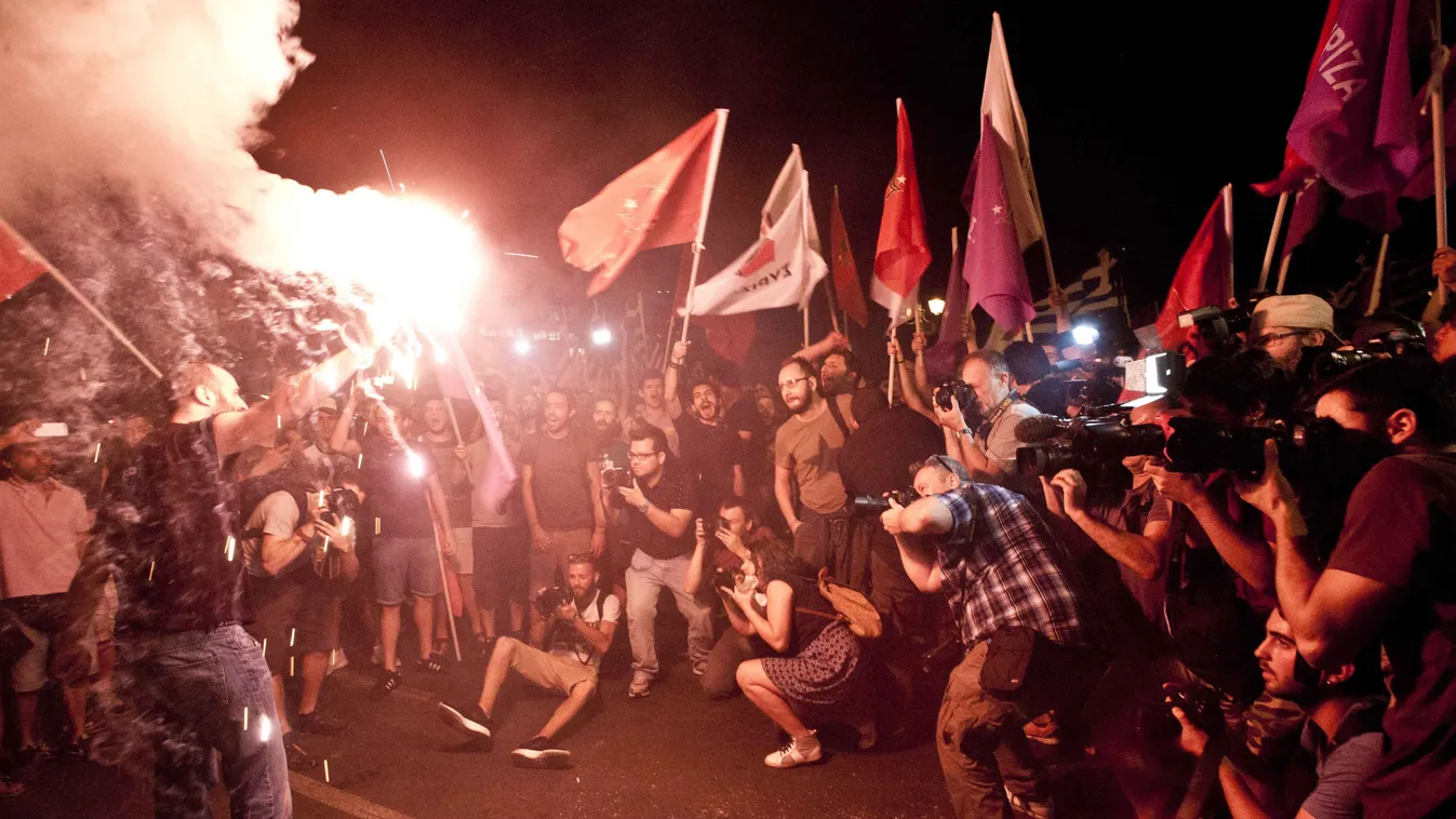 Athén Görögország válság Szintagma tér a népszavazási eredményt ünneplők, görög tűz.
Fotó:Dudás Szabolcs
2015.07.05. 