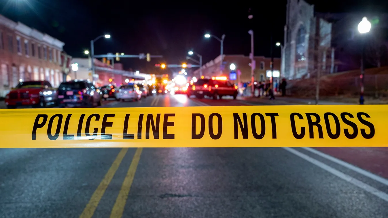 Baltimore, 2023. július 2.
A baltimore-i rendőrség által közreadott képen rendőrségi kordonnal kerítették el a hajnali lövöldözés helyszínét a Maryland állambeli Baltimore-ban 2023. július 2-án. A baltimore-i rendőrség vezetőjének tájékoztatása szerint ke