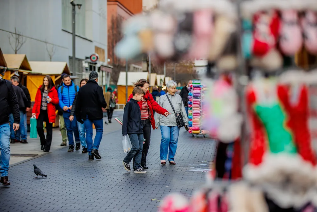 Képeken a szenteste előtt utolsó nagy vásárlási roham, ünnep, karácsony, vásárlás, bevásárlás, ajándék, 2022 