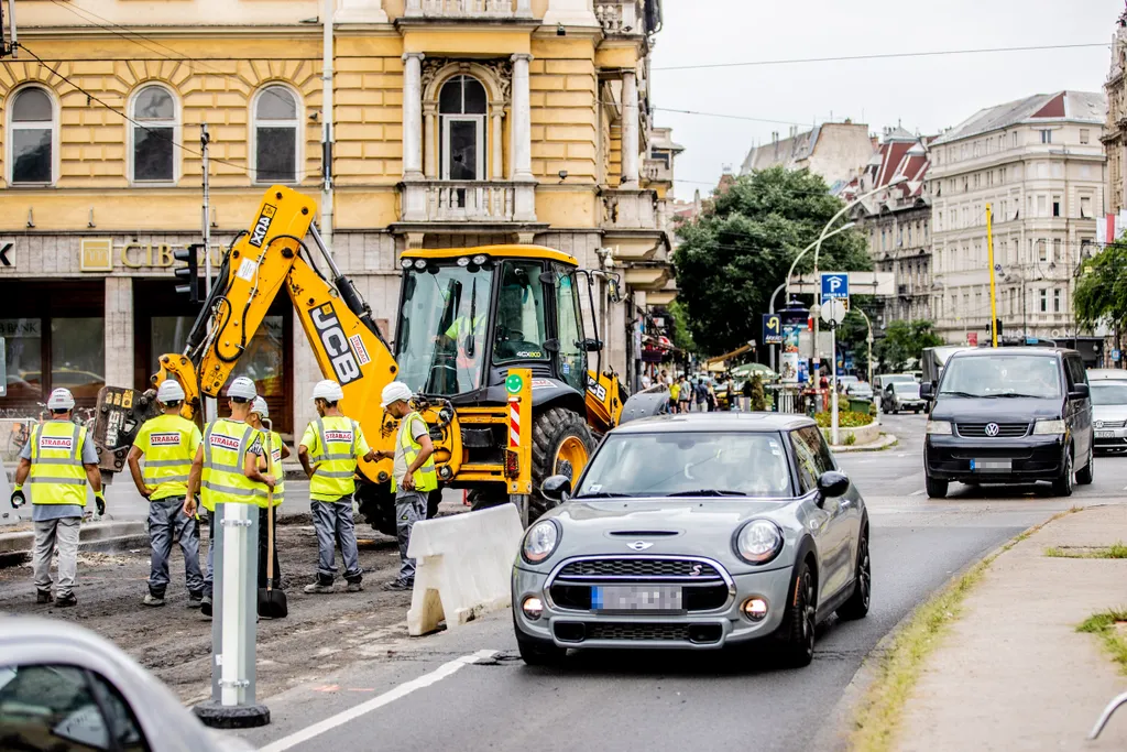 2021.07.12. Budapest, Blaha Lujza tér, dugó, közlekedés, építkezés, autó, BKV, busz, fennakadás, munkagép, torlódás 