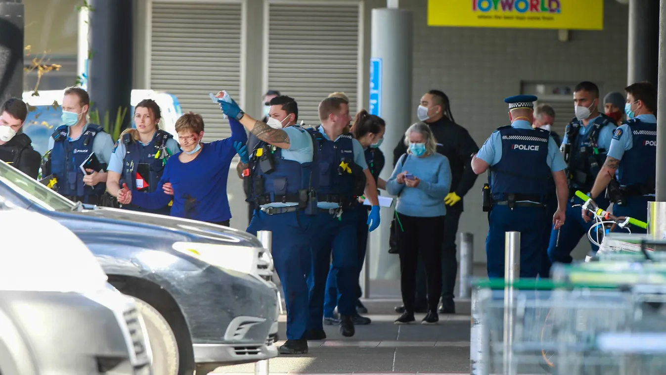 ARDERN, Jacinda Auckland, 2021. szeptember 3.
Rendőrök és mentők az új-zélandi Auckland egyik bevásárlóközpontjában elkövetett késelés helyszínén 2021. szeptember 3-án. Egy férfi késsel megsebesített legalább hat embert a bevásárlóközpontjában, a támadót 